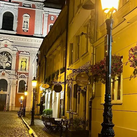 Pl. Wolności 6 *
